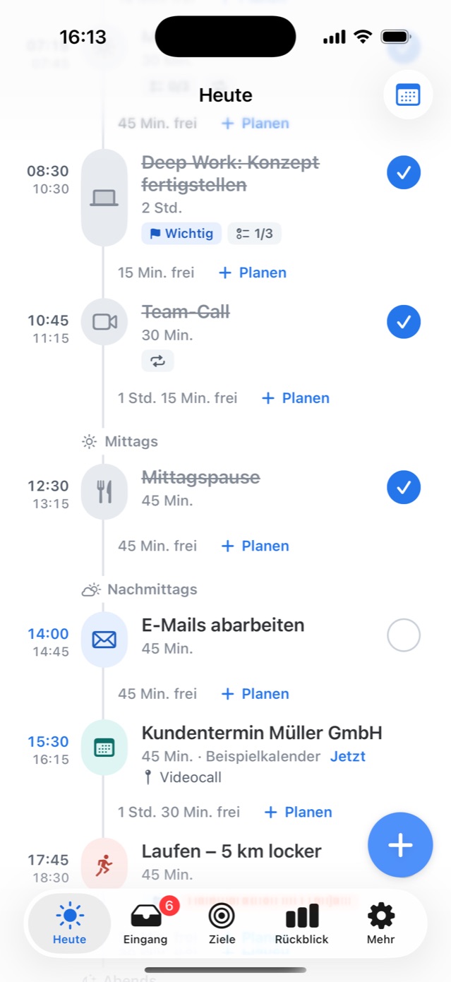 Zeitstrahl am Nachmittag: E-Mails abarbeiten, ein Kundentermin mit „Jetzt“ und freie Lücken zum Planen